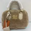 portefeuille de designer Boston Sacs Femmes mini fourre-tout mode Pochette classique en peluche et sacs à main mignons style coquille hiver chaud mobile