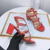 Cuero Tacón alto mujer de lujo Sandalias de tiras remache tacón alto Vestido hombre Zapato diseñador Alfabeto señora toboganes piscina exterior zapatilla