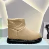 Femmes Bottes Neige Hiver Fond plat Laine de mouton Martin Hommes Boot Keep Warm Formateurs Sports Logo latéral plat Triangle Plaque Chaussures de luxe Taille 35-45 avec boîte