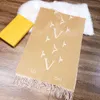 2023 Designer Scarf Luxury V Scarf Classic Four-Leaf Clover Mönster 100% Cashmere Echarpe Luxe Shawl Sciarpa för Winter Womens Mens Factory Shop