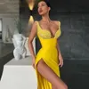 Sexy amarelo cetim sereia vestidos de baile profundo decote em v glitter lantejoulas cintas de espaguete lado alto fenda formal vestidos de festa de noite