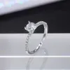 Anello solitario Huitan Classico design a 4 griffe circolare zirconi femminile anello di fidanzamento nuziale 3 colori disponibili gioielli sposa low key vendita calda 231115