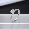 ソリティアリングHuitan Classic 4-Claw Design Circular Zirconia女性結婚式の婚約リング3色