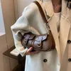 財布のファッションレザーショルダーアームピットバッグ女性用の女性のシンプルな小さなポケットデザイン下脇の下のハンドバッグと財布