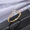 Solitaire Ring Huitan Klassieke 4-klauw ontwerp ronde zirkonia vrouwelijke bruiloft verlovingsring 3 kleuren beschikbaar low key bruid sieraden hot selling 231115