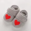 Primeiros caminhantes 2023 areia bebê sapatos doces garotos meninos infantis de coração vermelho pré -letra de berço pré -lips