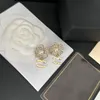 Cuelga los pendientes de la lámpara 18K chapado en oro Latón Cobre Ear Stud Diseñadores de marca Geometría Letras dobles Pendiente Mujeres clásicas Joyería del banquete de boda