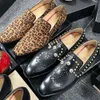 En kaliteli erkek tasarımcılar somun ayakkabılar leopar baskı lüks elbise ayakkabıları klasik zarif sivri uçları kutu no493 ile