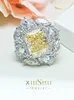 Klusterringar Fashionabla 925 Sterling Silver Artificial Yellow Diamond Ring inlaid med höga koldiamanter Elegant design Kvinna