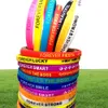 Bulk partier 100st topp design färgglada charm för evigt silikon armband gummi idrottsandelar män kvinnor leksaker armband födelsedag xmas1463335