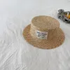 Шапки Шляпы Летняя детская соломенная шляпа с этикеткой в Корейском стиле Соломенная шляпа из пшеницы для мальчиков и девочек Шляпа с солнцезащитным козырьком Солнцезащитный крем Праздничная детская пляжная шляпа 231115