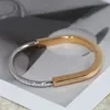 Bangle Luxo Jóias Marca Pulseira Feminina Geometria Clássica Zircon Metade Diamante Bloqueio Pulseira Aniversário Comemorativo 231115