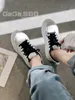 Designer sneakers kvinnors sneakers kalvskinn plattform skor kil yttersula sneakers gummi sneakers mode casual skor block fluorescerande vita sneakers