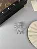 Broszka broszka broszka V-litera pająka broszka na prezent ślubny projektant biżuterii perłowy hurt hurtowy