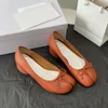 Tabi Shoe Women Ballerinas Luxury Designer Tabi Ballerina Sandal Pół swobodne buty bez poślizgu Ballef Flat Skórzane but jagnięta łydki taneczne mokasyny