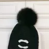 Brand Nowonborn Crochet Hats Winter Plush Logo Dekoracja Dekoracja Dekoracja dla dzieci Trzy kulki do włosów Design Baby Caps Nov15