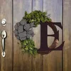 Fleurs décoratives couronnes initiales pour porte d'entrée nom de famille couronne toute l'année avec feuilles vertes 36 cm/14.17 pouces ferme rustique