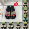 Designer tofflor kvinnor glider herr sandaler skor webbgummi glid rosa svart blommor duk gröna blå blommor jordgubbe tryck toffel sommar platt sandal sko