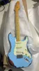 62 Heavy Relic Daphne Blue sur sunbust Guitare électrique Crème Pickguard Corps en aulne Touche en érable Dot Inlay Tremolo Bridge Whammy Bar Vintage Tuners