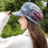 BERETS 1 PC Kvinnor Fashion Short Brim Warm Foldble Earflap Women Cap Ethnic Style Floral Print Autumn Winter Hat Outdoor Daily