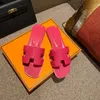 Zapatillas para mujer Sandalias famosas Clásico Tacón plano Diseñador de verano Moda Flops Cuero Dama Marca Diapositivas Famale Zapatos de playa Hotel Baño Damas Sandalias sexy 35-42