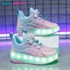 Sneakers الأطفال الأطفال الأولاد الفتيات USB شحن متوهجة أحذية رياضية غير رسمية LED عجلات الضوء في الهواء الطلق باركور التزلج أحذية التزلج الرياضة ل YQ231115