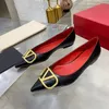 علامات تجارية مضخات عالية الكعب مدببة أحذية كلاسيكيات المعادن v-buckle عارية أسود أحمر ماتي 4cm 6cm 8cm