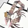 Modedesigner halsduk lyx halsdukar för kvinnor klassiska rosa pannbandsdesigners silkematerial handväska dekorativ handväska rhombus halsdukar gata shopping pj079 c23