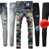 Скидка 50 ~ Мужские джинсы Дизайнерские мужские дизайнерские брюки 55 цветов Хип-поп наклейка с вышивкой Тонкие джинсовые прямые уличные одежды оптом 29-38
