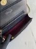 2023 Designer kvinnors färska mode multicolor messenger väska paige rosa / himmelblå / ljusgrön / gul bokstavskedja axelväska handväska