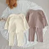 Set di abbigliamento 7331 Baby Set Home Suit 2023 Autunno Pit Strip Ragazza in due pezzi Cappotto con bottoni Pantalone da ragazzo