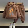 Kläderuppsättningar 2023 pojkar kostym Autumn Winter Kids Warm Thashen Fashionable Set Children Cotton Sweatshirt and Pants 2 st.