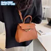 Bolsas de ombro de mulheres por atacado de fábrica 12 cores simples e versátil colorida sólida litchi bolsa de couro atmosfera elegante bolsa de moda preta