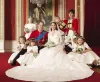 Elegante vestido de novia de Kate Middleton Mangas largas Una línea Princesa Vestidos de novia Apliques de encaje con cuello en V Capilla Tren Vestidos de novia de satén Vestido blanco marfil
