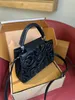 23SS Ladies Luxury Designer Ladies Bag Cowhide läder handväska axel crossbody väska axelväska guld spänne hårdvara stor kapacitet 28 cm