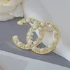 Brand Letter Brooches Designer Jewelry Crystal Rhinestone Brooch Charm Pearl Pin Marry Wedding Party Gift Accessorie