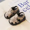 Sommar Pojkar Flickor Barn Sandaler Baby 2 Styles Toddler Tofflor Halkfri Mjuk sula Promenadskor Botten Barn Designer