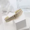 Gioielli di design Ottone placcato oro Lusso leggero Perle di riso con diamanti pieni di alta qualità Bracciale decorativo da donna con apertura personalizzata