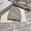 Loe Beanie Designer Beanie Bonnet Şapka Kova Şapkası Kış Şapkası Örme Şapka Bahar Kafatası Kapakları Kış UNISEX KASA KAZICI MEKTUPLARIN SATIRLI DIŞ DIŞ GİDERİ TAKIMI