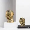 Dekorativa objekt Figurer Abstrakt Figurskulptur Ceramic Geometric Head Fringe Golden Man Alien Dekorativa figurer Hem Dekoration Tillbehör 231115