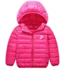 女の子のためのダウンジャケットウィンターコートキャンディーカラーウォームキッズボーイズ2〜8歳のアウターウェアの子供の服のためのフード付きコート