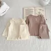 Set di abbigliamento 7331 Baby Set Home Suit 2023 Autunno Pit Strip Ragazza in due pezzi Cappotto con bottoni Pantalone da ragazzo