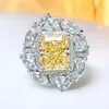 Klusterringar Fashionabla 925 Sterling Silver Artificial Yellow Diamond Ring inlaid med höga koldiamanter Elegant design Kvinna