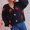 Kvinnors stickor Strawberry broderi tjock v hals cardigan skörd topp stickning tröja kvinnor lång ärm twist design söt flickor kappa vinter