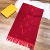 2023 Designer Scarf Luxury V Scarf Classic Four-Leaf Clover Mönster 100% Cashmere Echarpe Luxe Shawl Sciarpa för Winter Womens Mens Factory Shop