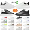 Zapatillas de deporte de diseñador Zapatos casuales Hombres Mujeres Cuero de gamuza clásico Zapato de lujo al aire libre de gran tamaño Zapatillas de deporte con forma de placa de terciopelo blanco y negro