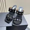 Tasarımcı Sandal Metal Özel Şekleli Topuk Kare Ayak Ayak parmakları Lüks Patent Deri Moda Terlik 105mm Parti Elbise Ayakkabı Deri Sole Akşam Ayakkabıları Kutu