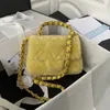 Sac à rabat en laine de mode pour femmes sacs fourre-tout de créateur en peau d'agneau à l'intérieur noir jaune petits sacs à bandoulière de luxe dame robe sac à main de mariage avec boîte b23