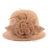 Stingy Brim Hats Luxury Felt Fedora Hat Women Winter 2023 Autumn Löstagbar blommig Elegant Fedoras Bowler Fascinator Bröllop Röd vit vit