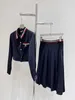 Tweedelige Jurk ontwerper Mi * 23s Herfst en Winter Nieuwe Brief Borduren Korte Top Jas Vrouwen + geplooide Halve Rok Set HI5W